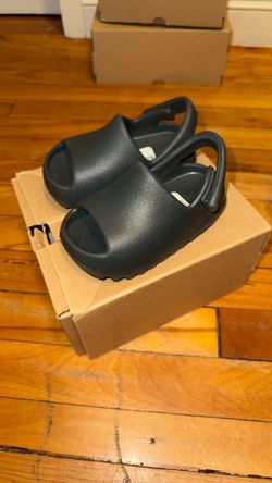 BRAND KIDS NEW YEEZY SLIDE SIZE 7K