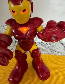 Iron Man Marvel Super Hero Squad Talking Light Up Action Figure