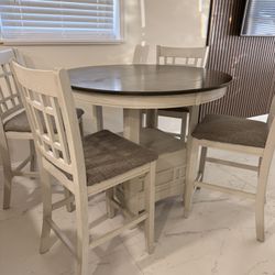 Expandable Dining Table Set – Seats Up to 6  Beautiful dining set in great condition. Round table 