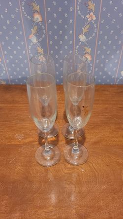 Set of 4 beautiful champagne flutes