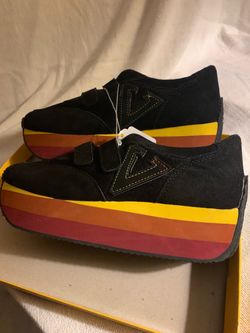 Volatile tennis shoes