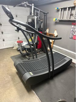 Curved running machine