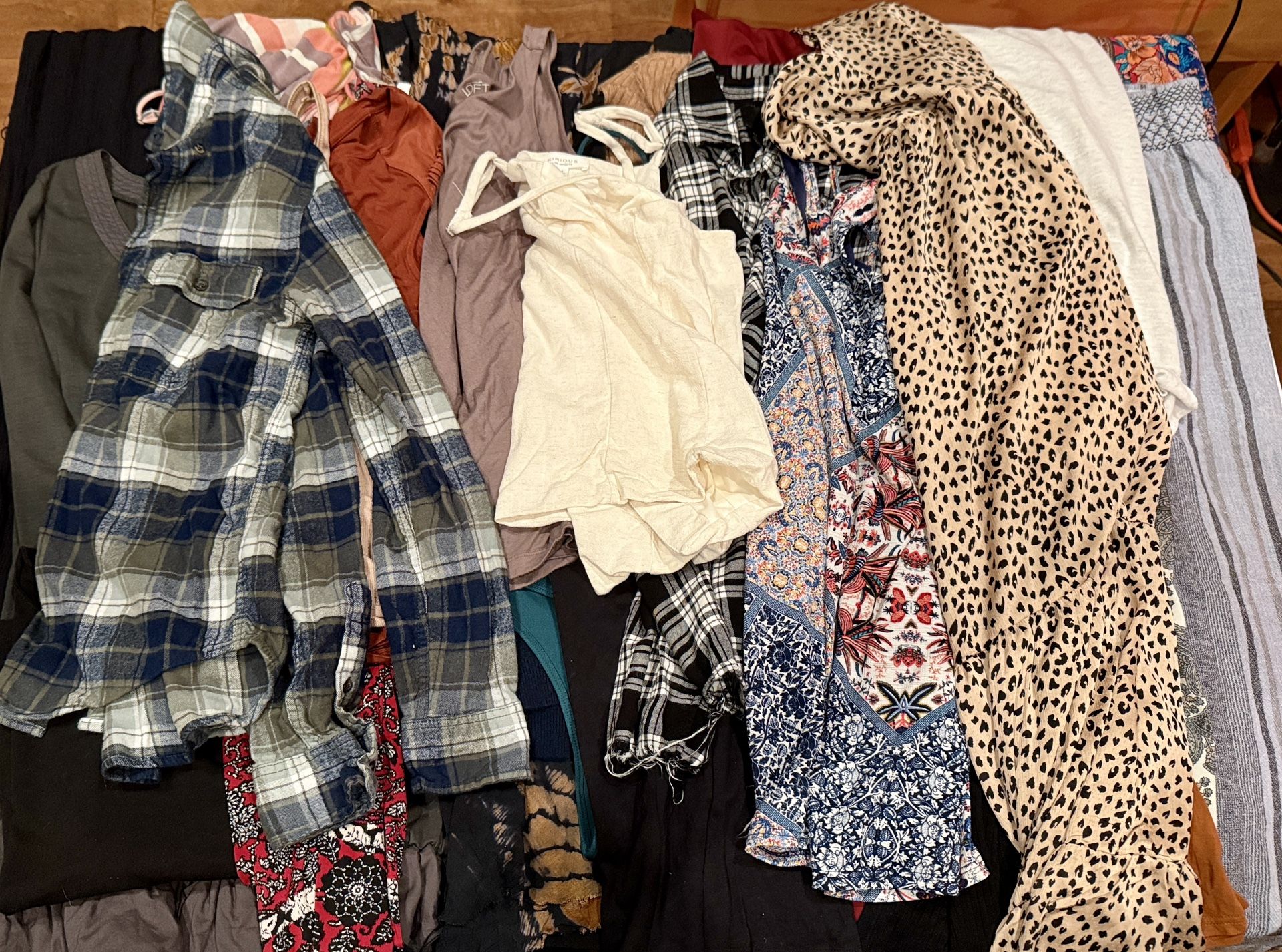 🔥 HUGE Women’s Clothing Bundle — MUST GO! 🔥 