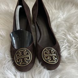 TORY BURCH Amy brown suede gold enamel logo detail low heel pumps shoes size 8M