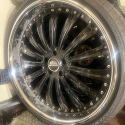 22 inch. 3 peace rims. with new tires came off a SCS Cadillac 2005.