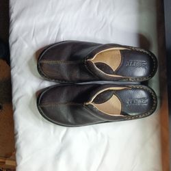 BÓRN Mules Size 6