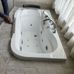 Use Bath Tub In Good Condition 