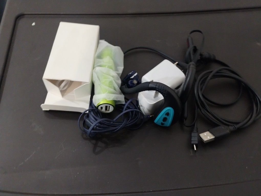 EARBUDS WIRELESS 2 SETS -ONE SET WIRED-BUNDLE