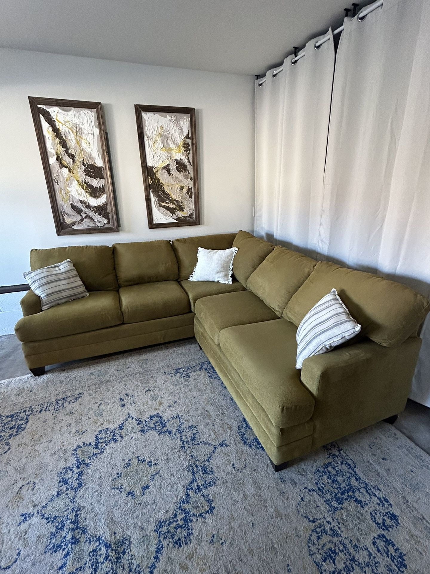 Bassett L shape sectional 🛻Delivery Available🛻