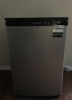 Fridge. College fridge! Pretty nice!