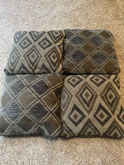 4 Decorative Pillows