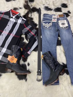 Boots/belt/shirt/jean/