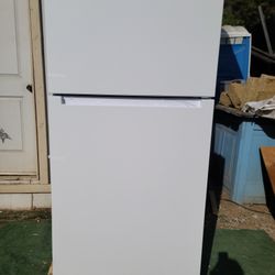 Vissani 18. Cu Ft. Top Refrigerator 