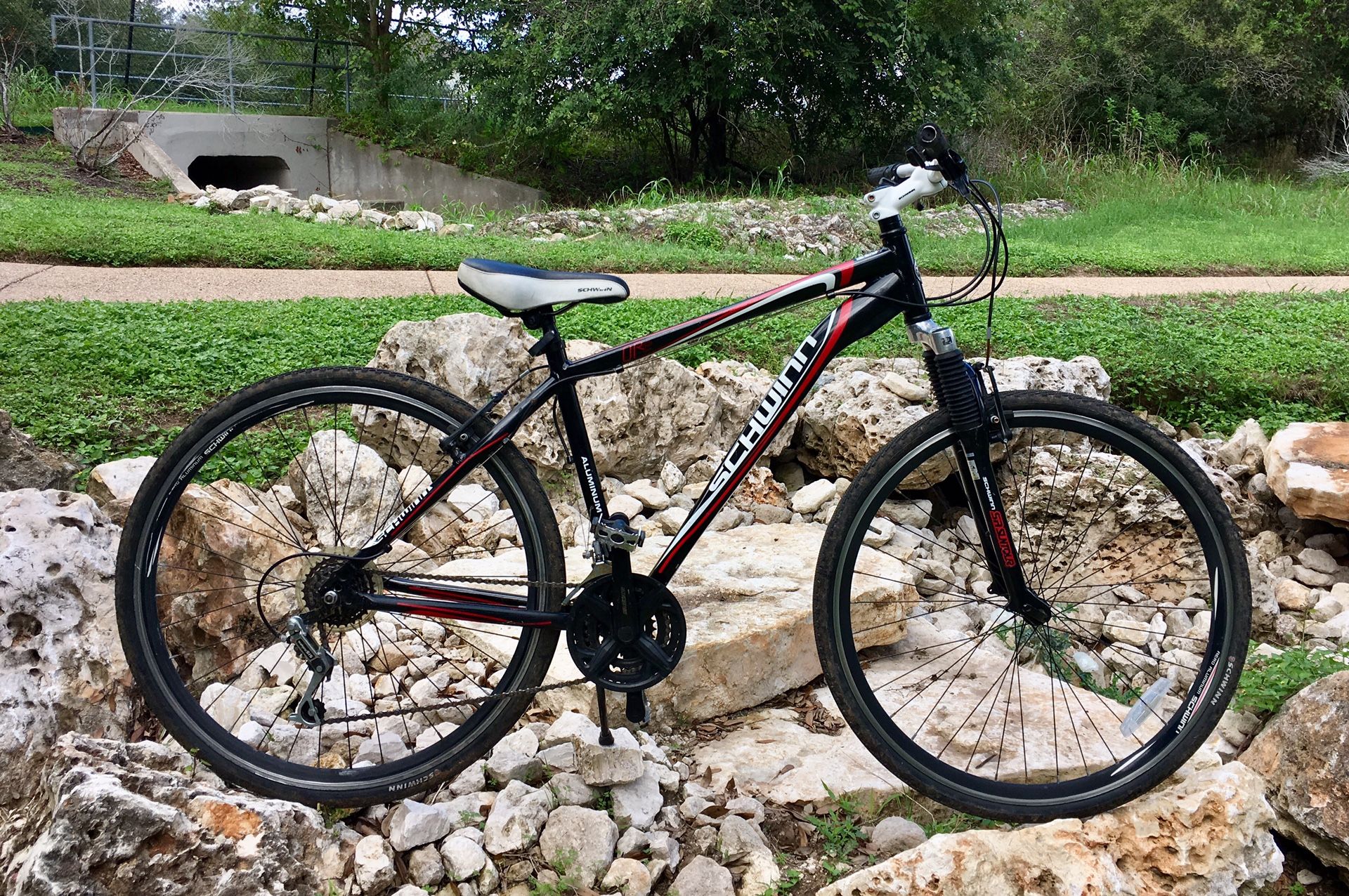 schwinn or2 700c men's hybrid bicycle