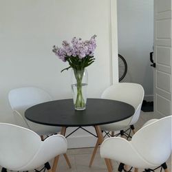 Round Table + Chairs