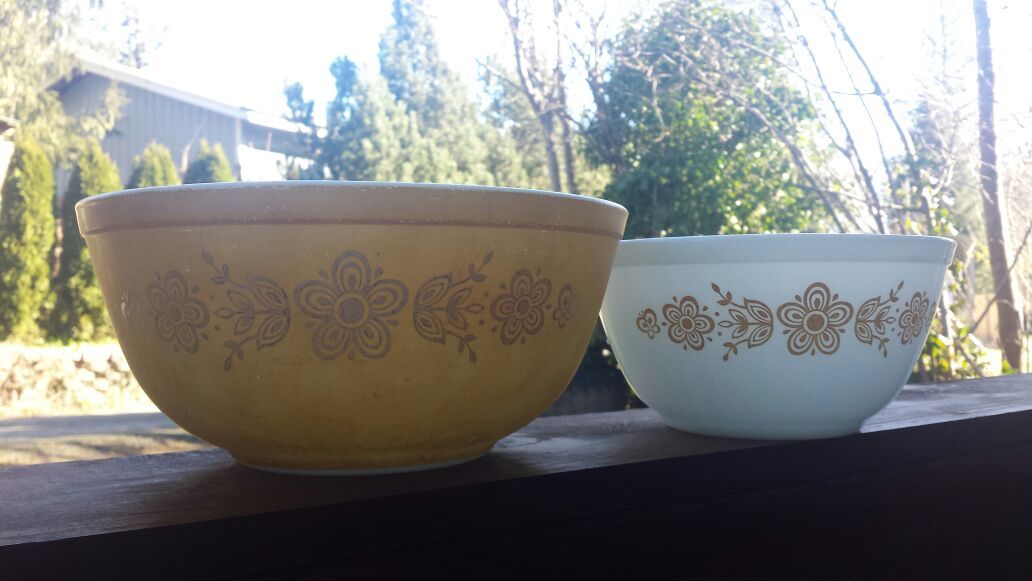 Vintage butterfly gold pyrex 1.5 qt and 2.5 qt