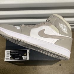 Air Jordan 1 Mid - College Grey - Size 8m