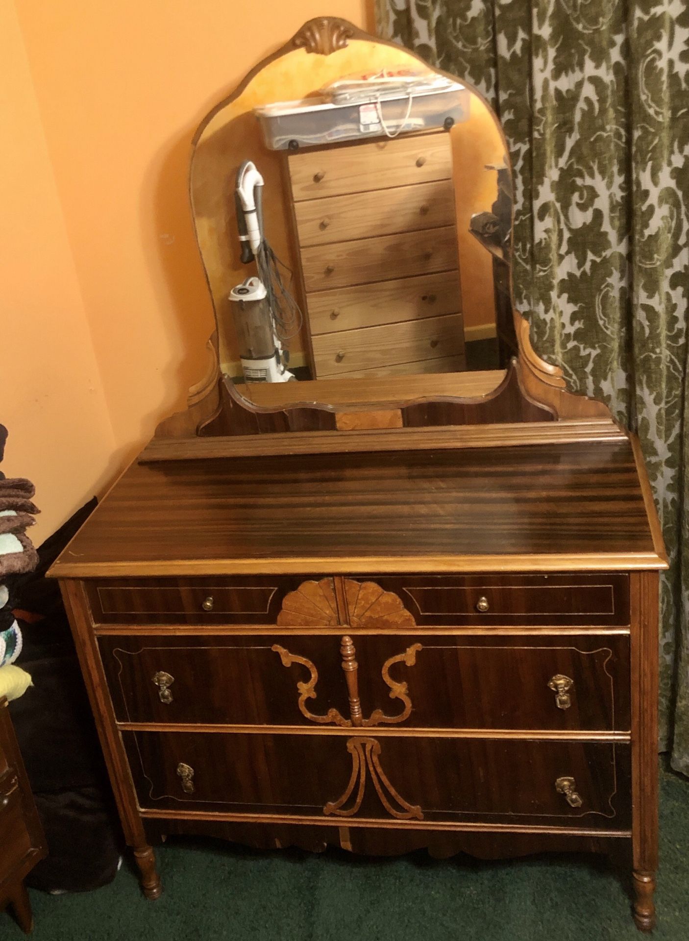 * FREE * Beautiful old Antique dresser