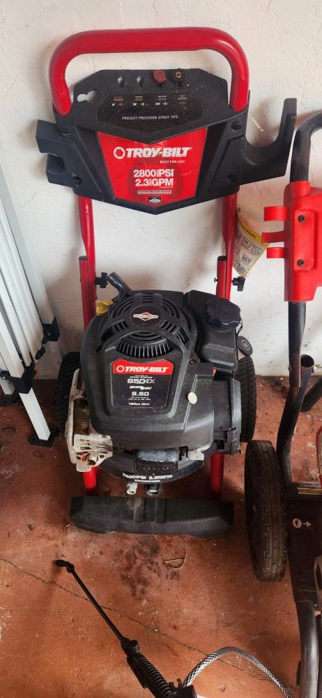 2 Power Washers....ONLY ONE RUNS.