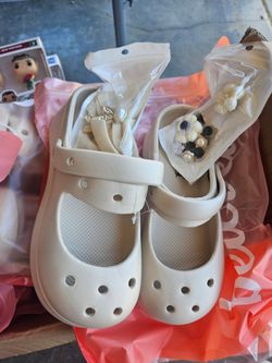 New ladies crocks sizes 7/8 or 9/10
