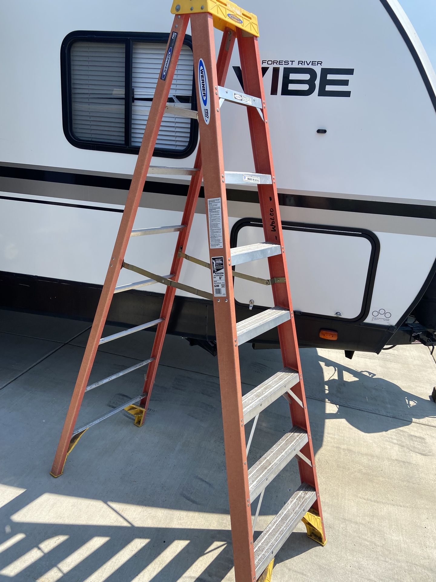 8’ Fiberglass Ladder