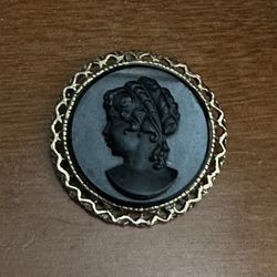 Vintage Beautiful Black and Gold Tome Cameo Brooch 