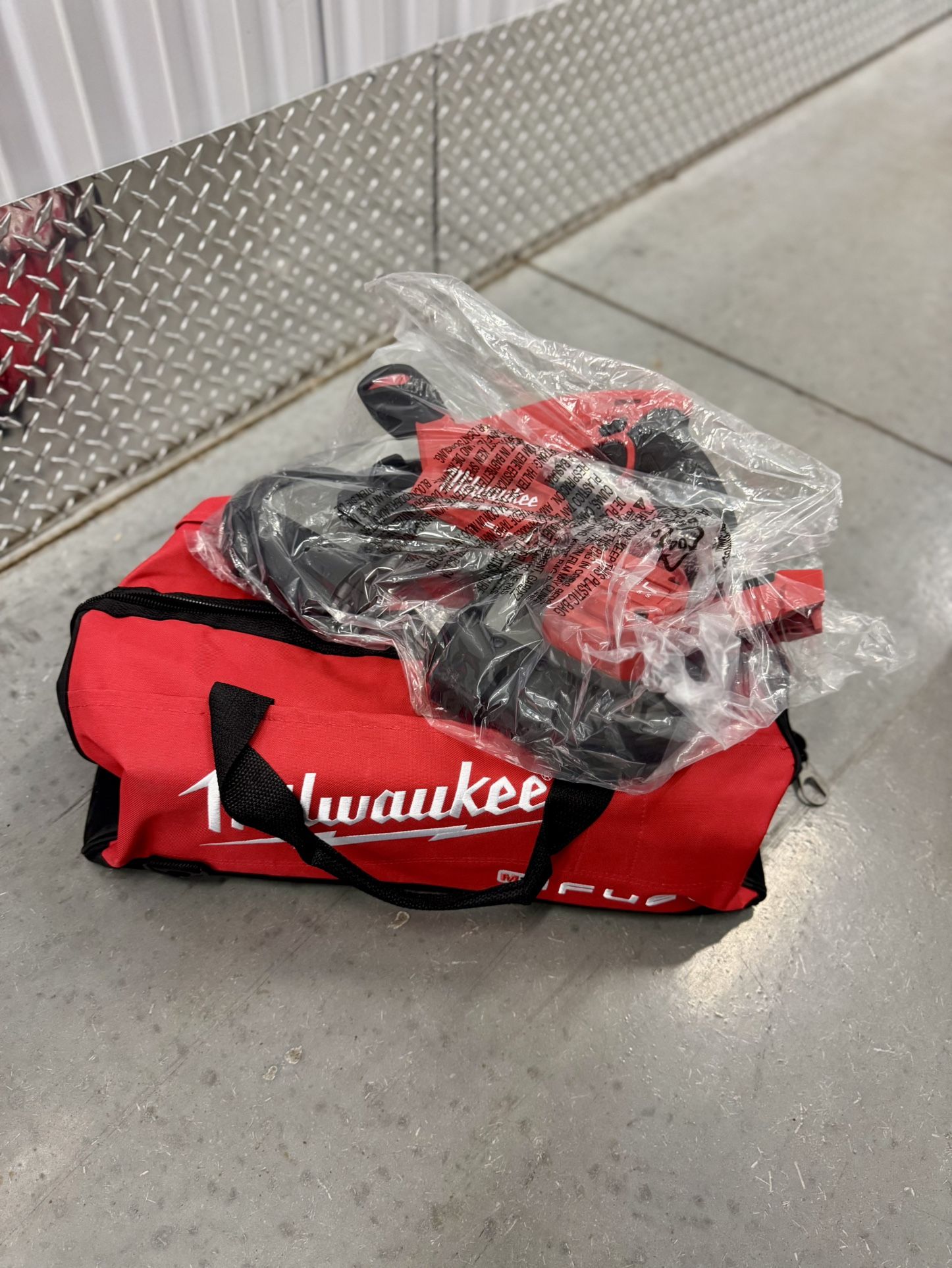 Milwaukee Compact Bandsaw 2829-20 With bag