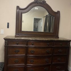 Dresser With Mirror
