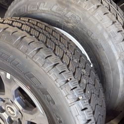 I’m selling set tires 255/75/R17 brand new  come with rims