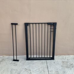 Baby Or Dog Gate  /W Extender 