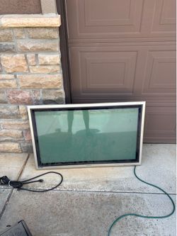 42” Gateway lcd Tv…low hours