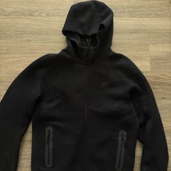 Nike Tech Hoodie       Yeezy Essentials Fear Of God Adidas 