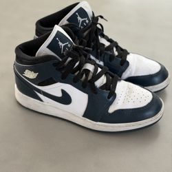 Air Jordan 1 Mid Obsidian Size: US 5.5 Youth