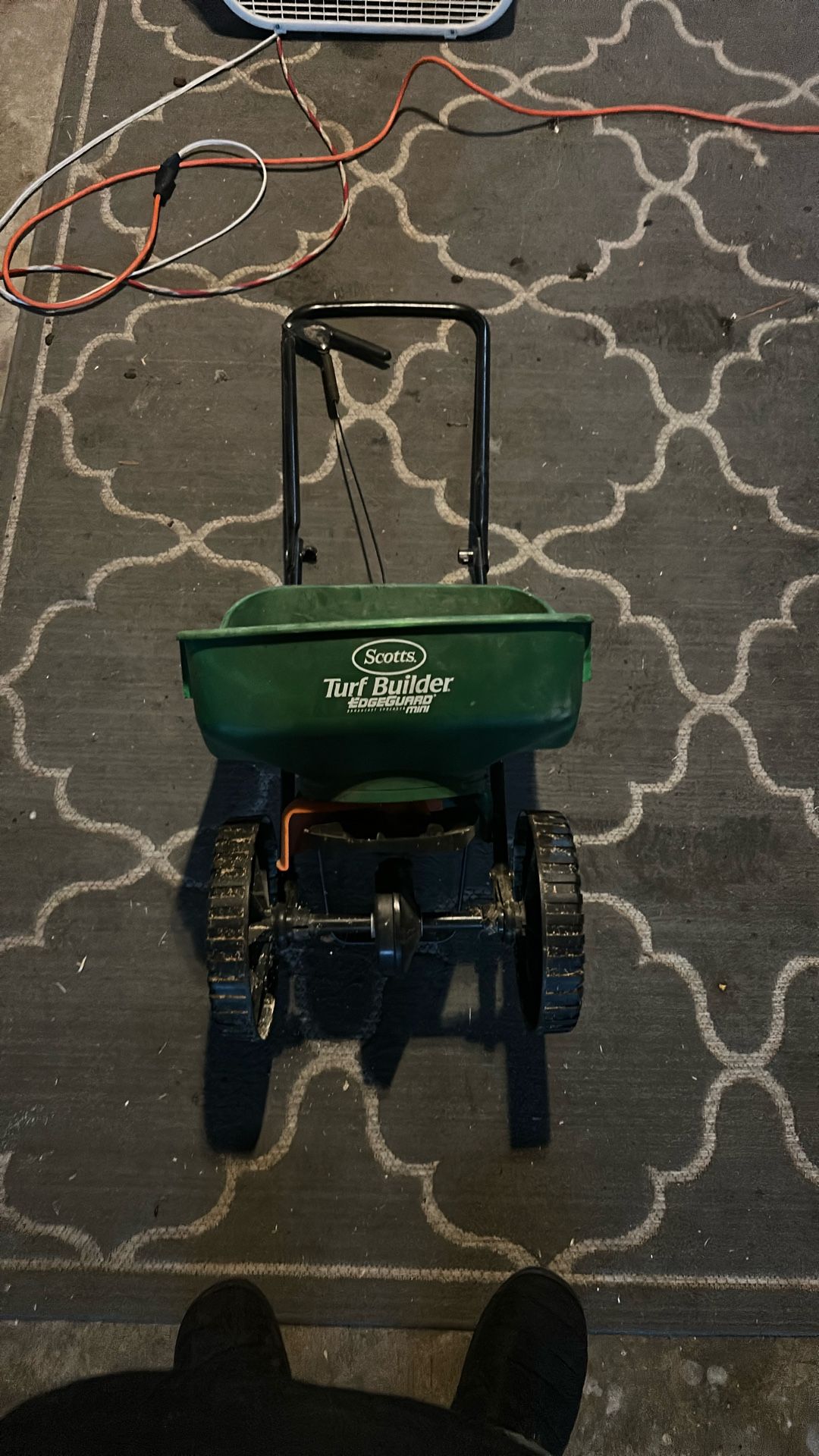 Scott’s Turf Builder Edge Guard, Mini