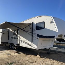 2010 5th Wheel Camper 34ft, 2bedrooms 2 Bathrooms 