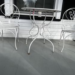 1 Aluminum bistro Table With 2 chairs