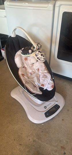 MamaRoo baby swing