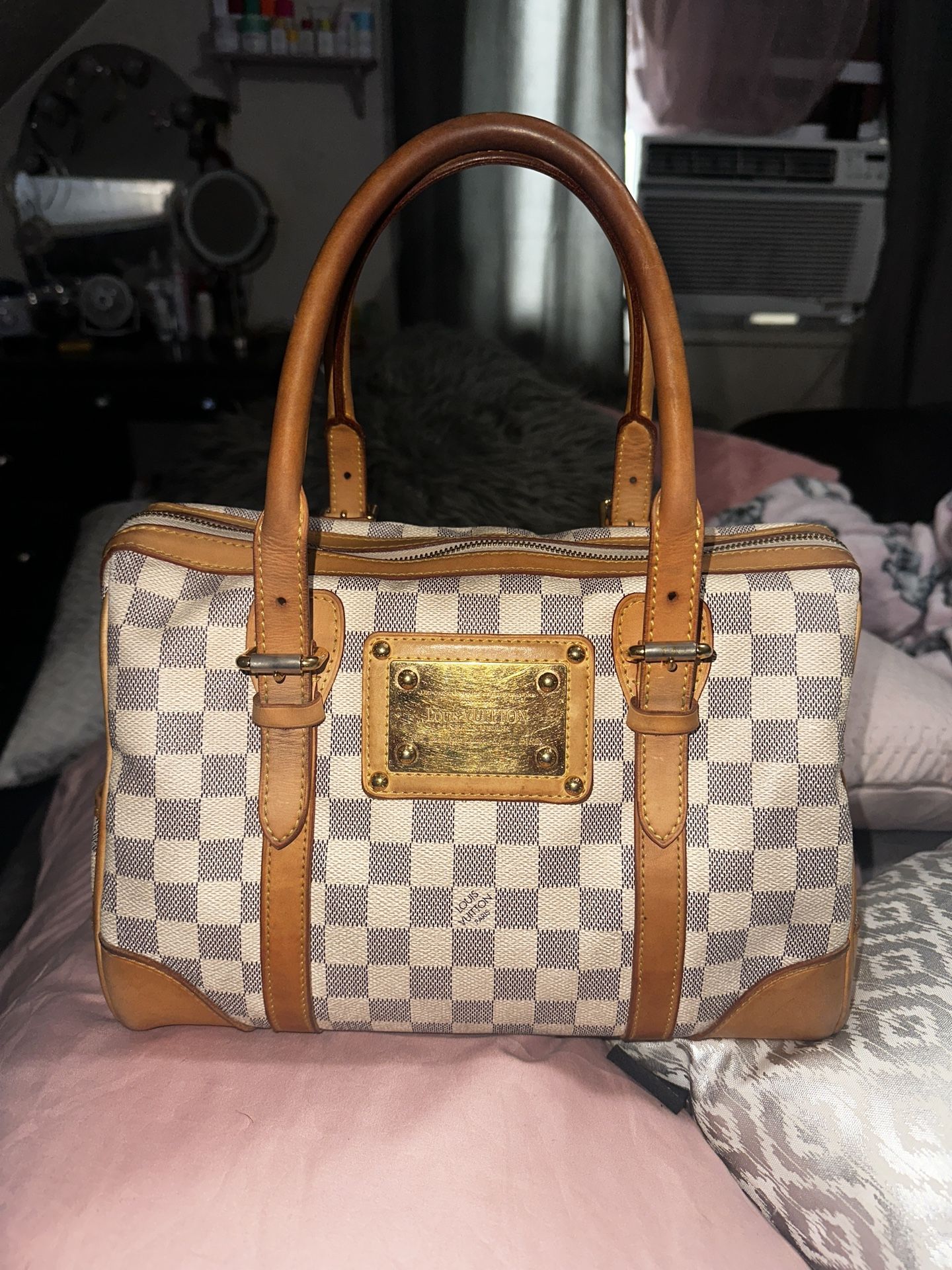 louis vuitton gold plate on purse