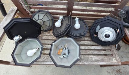 4 outdoor lights $20 obo