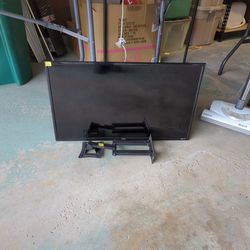 TCL 32 Inch TV And Wall Mount