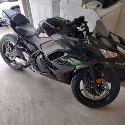 2025 Kawasaki Ninja 650 KRT Edition 