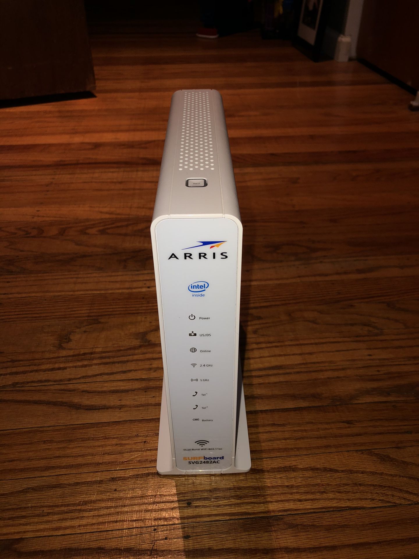 ARRIS - SURFboard AC-1750 Dual-Band Wi-Fi Router with 24 x 8 DOCSIS 3.0 Cable Modem - White