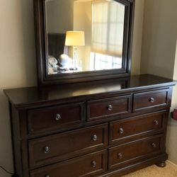 Dresser With Mirror 