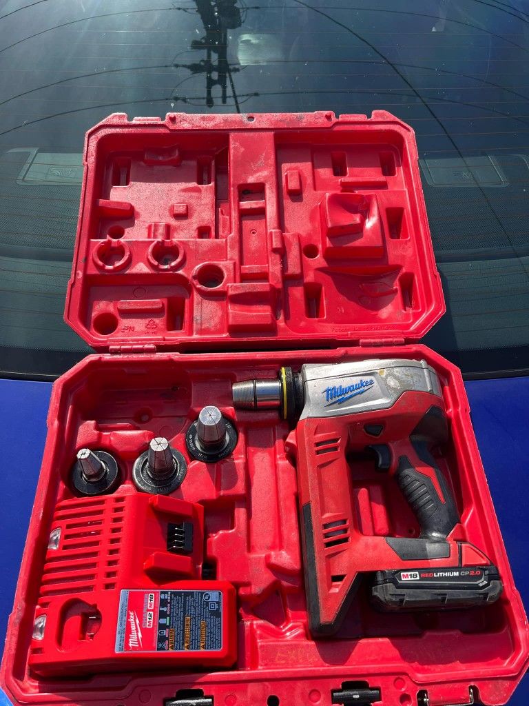Milwaukee M18 Expansion Tool Kit With 3 Heads 3/8 In Tho 1-1/2 One Battery One Charger $460 Firme Price Is Used
