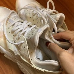 White Nike Air Huarache Shoes Size 8