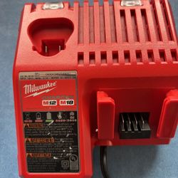 Milwaukee M12 and M18 12-Volt/18-Volt Lithium-Ion Multi-Voltage Battery Charger