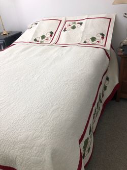 Holiday Holly Quilted bedspread 90x92