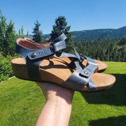 Taos Universe Glove Leather Navy Womens Sandals Size 11-11.5