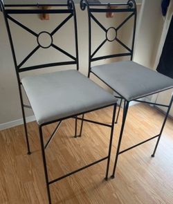 2 bar stools - very nice!!! Cool!!!