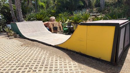 Half pipe skate ramp